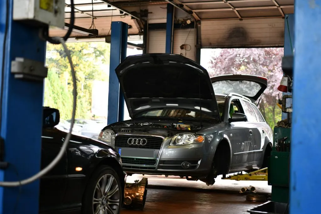 Audi A4 Avant B7 na podnośniku z otwartą maską i klapą bagażnika
