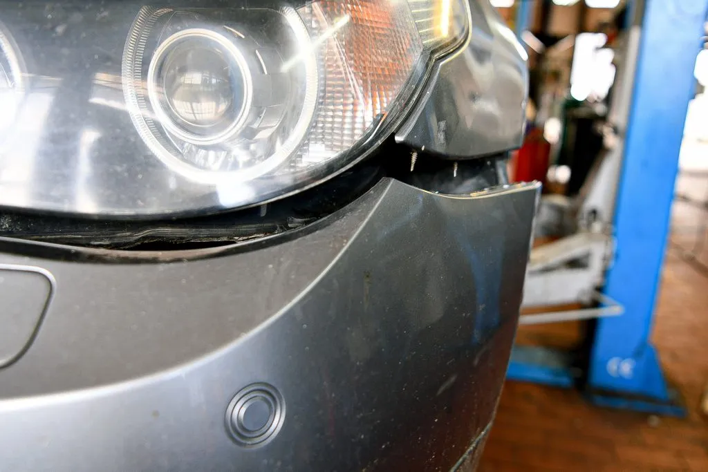 Niedopasowany przedni zderzak BMW serii 5 E60 przed pracami
