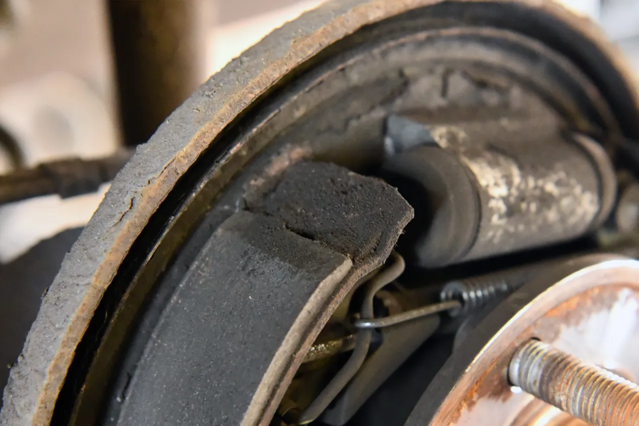 Szczęki i cylinderek tylnego hamulca Chevroleta Aveo T300