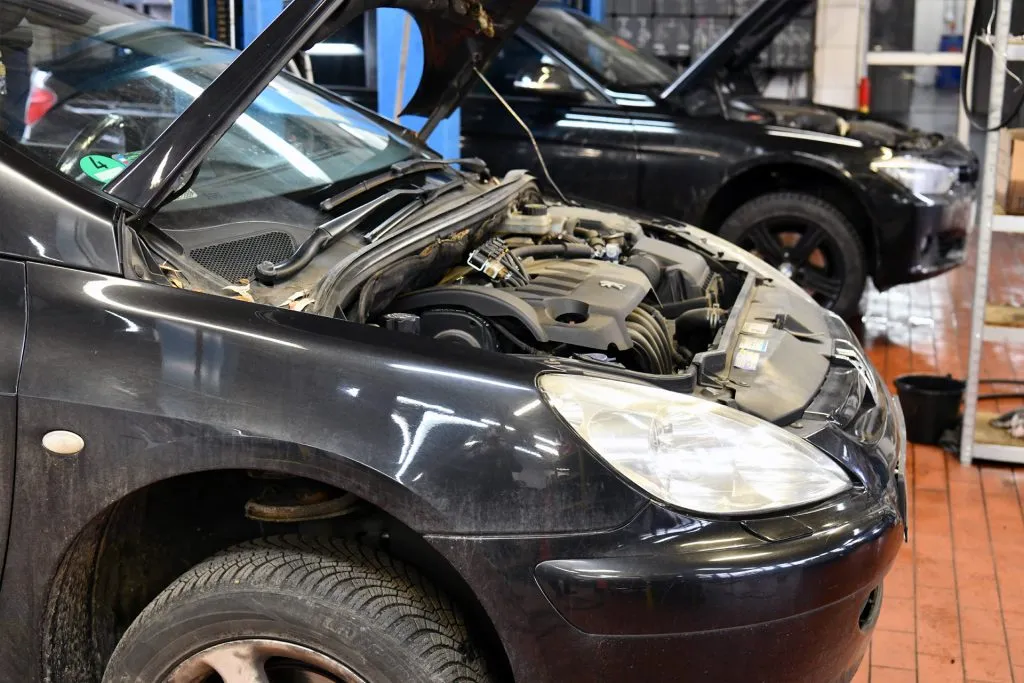 Peugeot 307 CC na stanowisku z otwartą maską