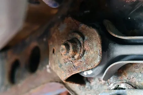 Korozja mocowania tylnego zawieszenia BMW serii 1 E87 widoczna z boku