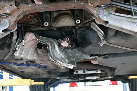 Podwozie BMW serii 1 E87 po demontażu belki, wydechu i dyferencjału
