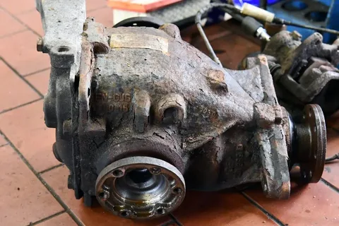 Dyferencjał BMW serii 1 E87 zdemontowany podczas pracy przy tylnej osi