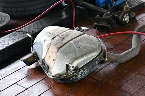 Układ wydechowy BMW serii 1 E87 zdemontowany przed pracą przy tylnej belce