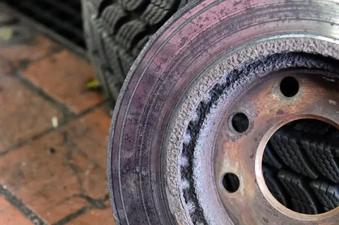 Powierzchnia przedniej tarczy hamulcowej Chevroleta Aveo przed naprawą