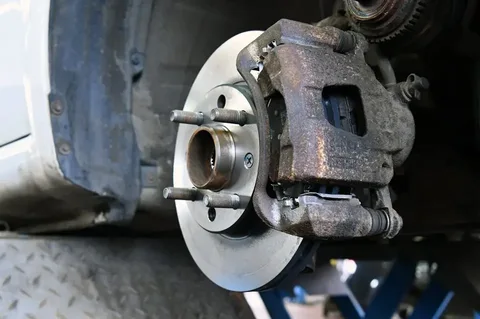 Nowa tarcza i zacisk hamulcowy Chevroleta Aveo po montażu