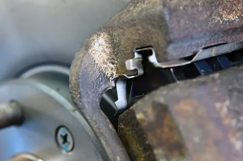 Zbliżenie elementów zacisku hamulcowego Chevroleta Aveo