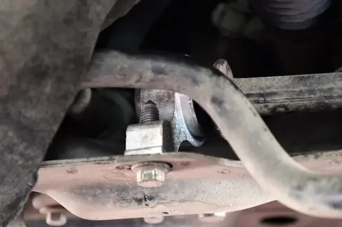 Mocowanie przedniego wahacza Citroena C5 podczas prac