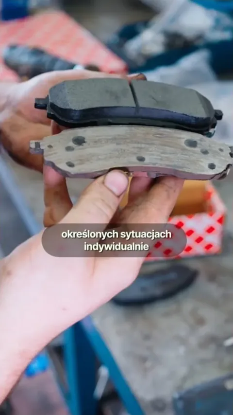 Porównanie skrajnie zużytego i nowego klocka hamulcowego Forda Rangera