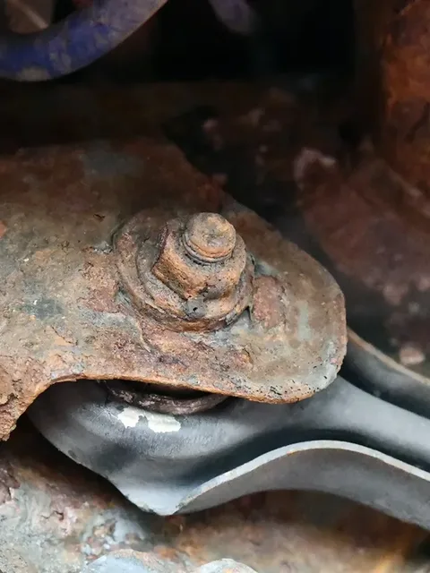 Skorodowany element mocowania tylnej belki BMW serii 1 E87