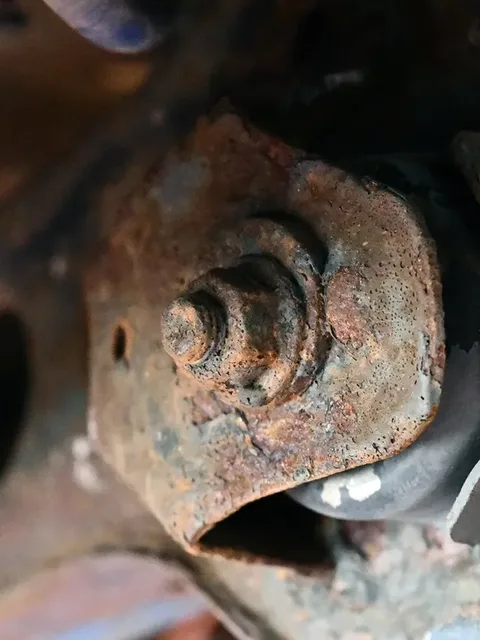 Korozja elementu zawieszenia BMW serii 1 E87