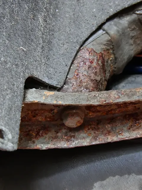 Korozja elementu tylnego zawieszenia BMW serii 1 E87 w zbliżeniu