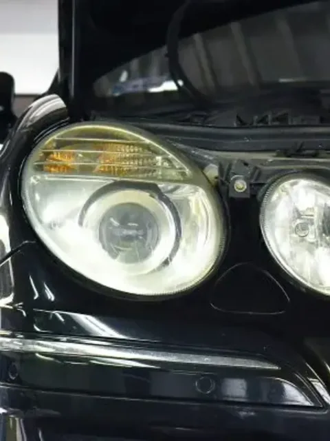 Mercedes klasy E W211 na stanowisku warsztatowym