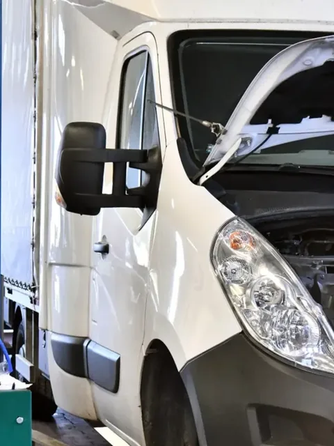 Opel Movano B na stanowisku warsztatowym