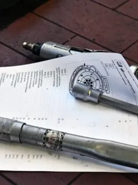 Narzędzia i instrukcja techniczna z dokumentacji wymiany sprzęgła Opla Movano B