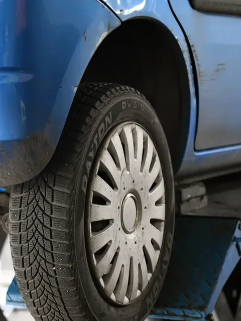 Opel Agila na podnośniku podczas kontroli układu kierowniczego
