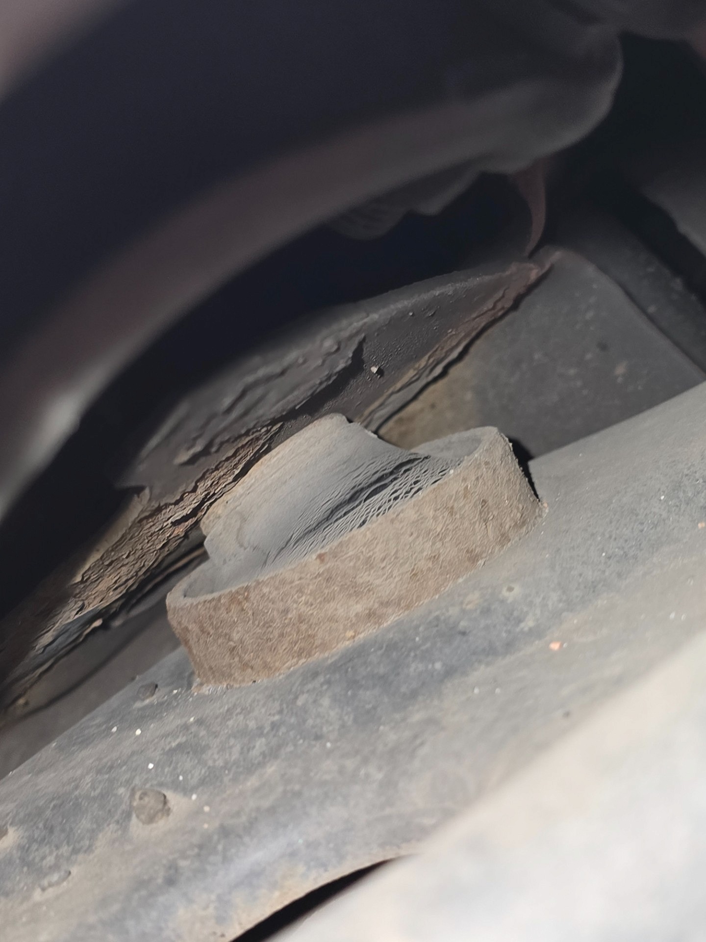 Stan zawieszenia na przedniej osi - NISSAN QASHQAI II